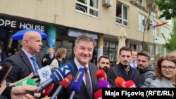 Mirosllav Lajçak, i dërguar i posaçëm i BE-së për dialogun me Serbinë gjatë vizitës në veri të Mitrovicës, 11 maj 2023. 