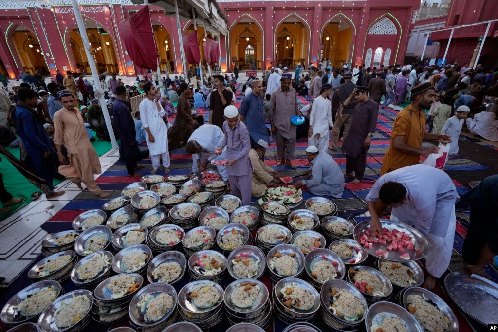 Vullnetarët përgatisin pjata me ushqim që do t&#39;i shpërndajnë për iftar në xhaminë Memon në Karaçi, Pakistan, më 12 mars 2024.