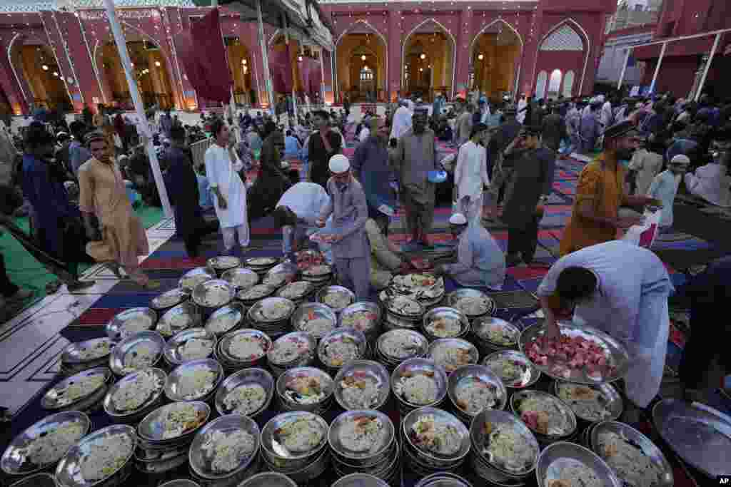 Vullnetarët përgatisin pjata me ushqim që do t&#39;i shpërndajnë për iftar në xhaminë Memon në Karaçi, Pakistan, më 12 mars 2024.