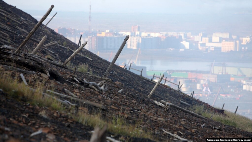 Un declivio arido sopra Norilsk.