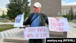 Пенсионер Бекболат Утебаев проводит одиночный пикет на центральной площади Уральска у памятника Абаю. 10 мая 2023 года