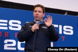 Kandidat za republikansku predsedničku nominaciju, guverner Floride Ron Desantis, na predizbornom događaju u Vokiju, Ajova, 3. januar 2024.