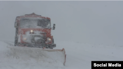 کنترل ترافیک پلیس راهور شنبه از بارش برف و باران در محورهای ۱۱ استان کشور خبر داد.