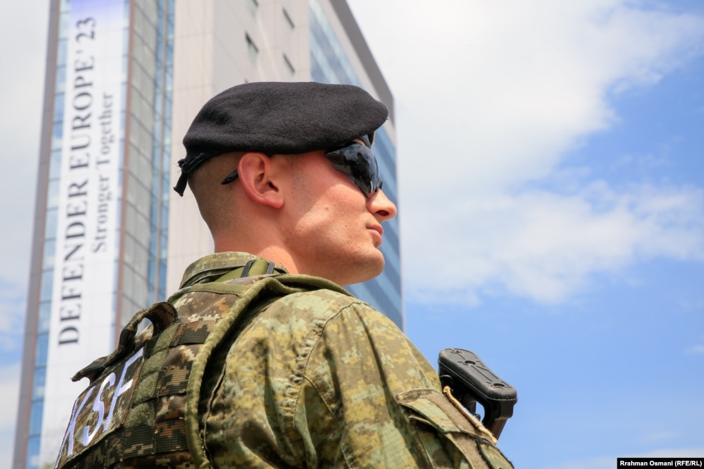 Një ushtar gjatë ceremonisë hapëse të &quot;Defender Europe 2023&quot;, në sheshin &ldquo;Skënderbeu&rdquo; në Prishtinë.&nbsp;
