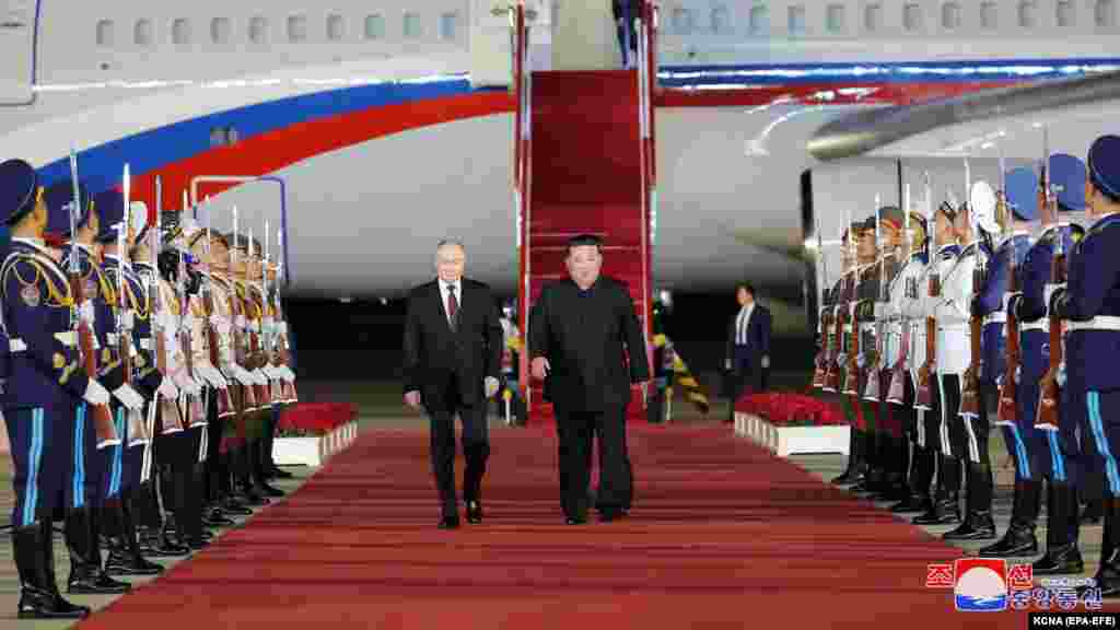 Az észak-koreai hírügynökség (KCNA) által közzétett hivatalos fotón Putyin az észak-koreai diktátorral a phenjani repülőtéren. Az állami televízió közvetítette, ahogy Kim és Putyin kezet fog és többször megöleli egymást az orosz elnök hajnali érkezésekor