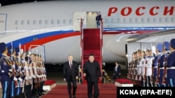 Presidenti rus Vladimir Putin (majtas) pritet nga lideri i Koresë së Veriut, Kim Jong Un, në Phenian, gjatë një vizite shtetërore në Korenë e Veriut në qershor.