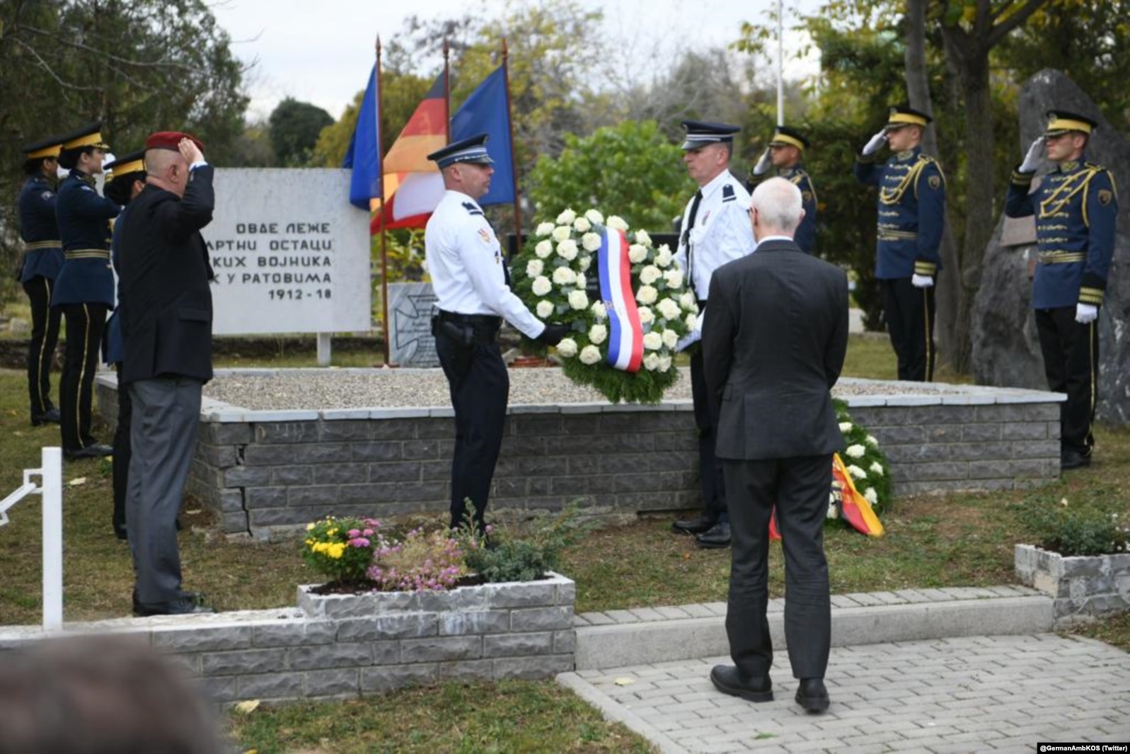 Ambasadorët e Gjermanisë dhe Francës shënojnë Ditën e Armëpushimit për të nderuar të gjithë ushtarët e tyre të rënë më 11 Nëntor 2022. Pllaka e ushtarëve të rënë serbë (majtas) dikur ishte pranë pllakës së ushtarëve francezë.