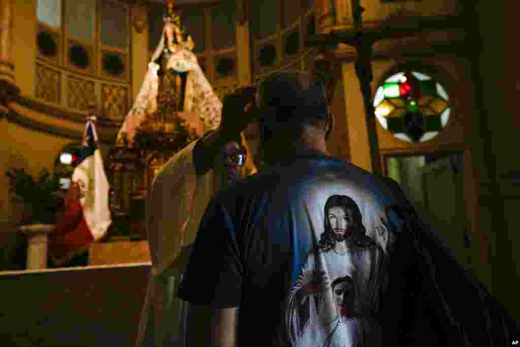 Detalj na majici vjernika na misi u katedrali u Santiagu, Čile, 14. februara.
