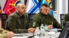 Valerij Zaluzsnij (jobbról), az ukrán fegyveres erők főparancsnoka és Rusztam Umjerov védelmi miniszter az Ukrán Védelmi Kontaktcsoport virtuális találkozóján Kijevben 2024. január 23-án