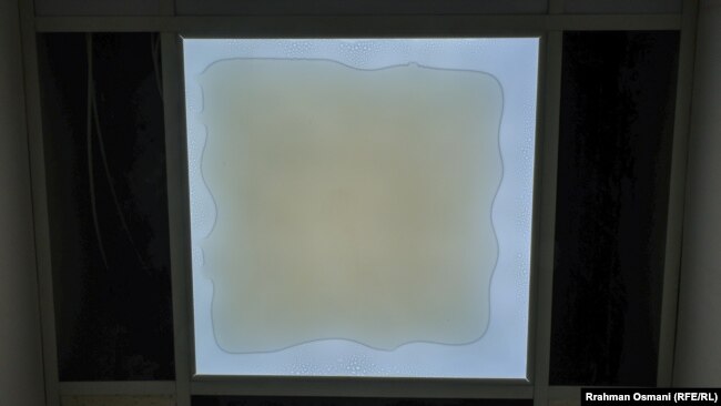 Një panel ndriçues i vendosur në tavanin e Onkologjisë, i mbushur me ujë.