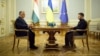 A Miniszterelnöki Sajtóiroda által közreadott képen Orbán Viktor miniszterelnök (b) és Volodimir Zelenszkij ukrán elnök tárgyal Kijevben 2024. július 2-án
