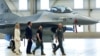 Президент Зеленський і прем'єр-міністр Нідерландів Марк Рютте біля винищувача F-16. Ейндховен, Нідерланди, 20 серпня 2023 року
