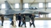 Президент України Володимир Зеленський і прем’єр-міністр Нідерландів Марк Рютте проходять біля винищувача F-16. Ейндховен, Нідерланди, 20 серпня 2023 року