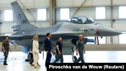 Президент Украины Владимир Зеленский и премьер-министр Нидерландов Марк Рютте проходят мимо истребителя F-16. Эйндховен, Нидерланды, 20 августа 2023 года
