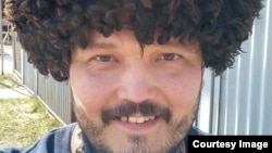 Akylbek Muratow özbek raýaty bolup, ol öz ýurdunda etniki garagalpaklaryň hak-hukuklaryny gorany üçin gözlenýär.