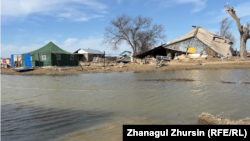 Шатёр около разрушенных водой домов в селе Каратал Уилского района Актюбинской области. 13 апреля 2024 года