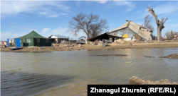 Разрушенный паводком дом в селе Каратал Уилского района Актюбинской области. 13 апреля 2024 года