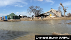 Разрушенный паводками дом в селе Каратал Актюбинской области. Апрель 2024 года