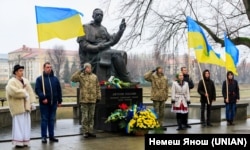 Церемонія покладання квітів до пам’ятника президенту Карпатської України Августина Волошина під час заходів з нагоди Дня Соборності України. Ужгород, 22 січня 2020 року