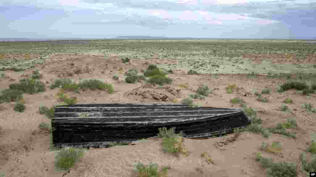 Felborult csónak a kiszáradt Aral-tó mellett, a kazahsztáni Aralsk közelében, 2023. július 1-jén.&nbsp;Az Aral-tó Kazahsztán déli része és Üzbegisztán északi része között található. Hetven évvel ezelőttig a világ negyedik legnagyobb sós tava volt, és literenként tíz gramm sót tartalmazott