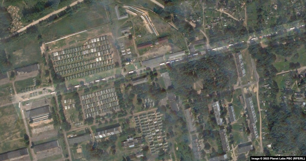 Una colonna di attrezzature lunga due chilometri è arrivata al campo nel villaggio di Tsel.  Il campo fu costruito per ordine di Lukashenka per i Wagneriti.  Immagine satellitare.  17 luglio 2023 