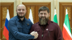 Заместитель председателя правительства Чечни Иса Тумхаджиев с Рамзаном Кадыровым / Фото: телеграм-канал главы Чеченской республики