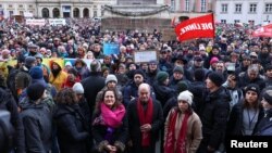 Njemački kancelar Olaf Scholz i ministrica vanjskih poslova Annalena Baerbock prisustvuju protestu protiv krajnje desnice i za zaštitu njemačke demokratije u Potsdamu, Njemačka, 14. januara 2024. 