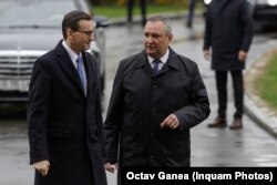 Premierul Nicolae Ciucă alături de omologul său, Mateusz Morawiecki, în cadrul unei întrevederi ce a avut loc la București pe 28 martie 2023.