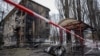 Dio rakete leži na zemlji u blizini stambene zgrade oštećene u ruskom raketnom napadu u Kijevu, 23. januara 2024.