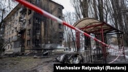 რუსული რაკეტის ფრაგმენტი და მისი აფეთქებით დაზიანებული სახლი კიევში. 2024 წლის 23 იანვარი 