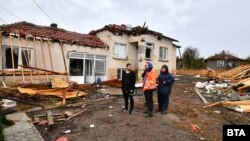 Над 150 къщи в село Лъвино, област Разград останаха без покриви след ураганен вятър.
