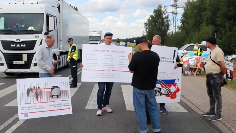 Беларускія актывісты праводзяць акцыю на КПП для грузавога транспарту на мяжы Польшчы і Беларусі. ФОТА