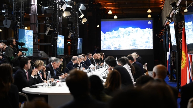 Жапаров Париждеги саммитте Кыргызстандагы мөңгүлөрдүн азайып жатканын айтты