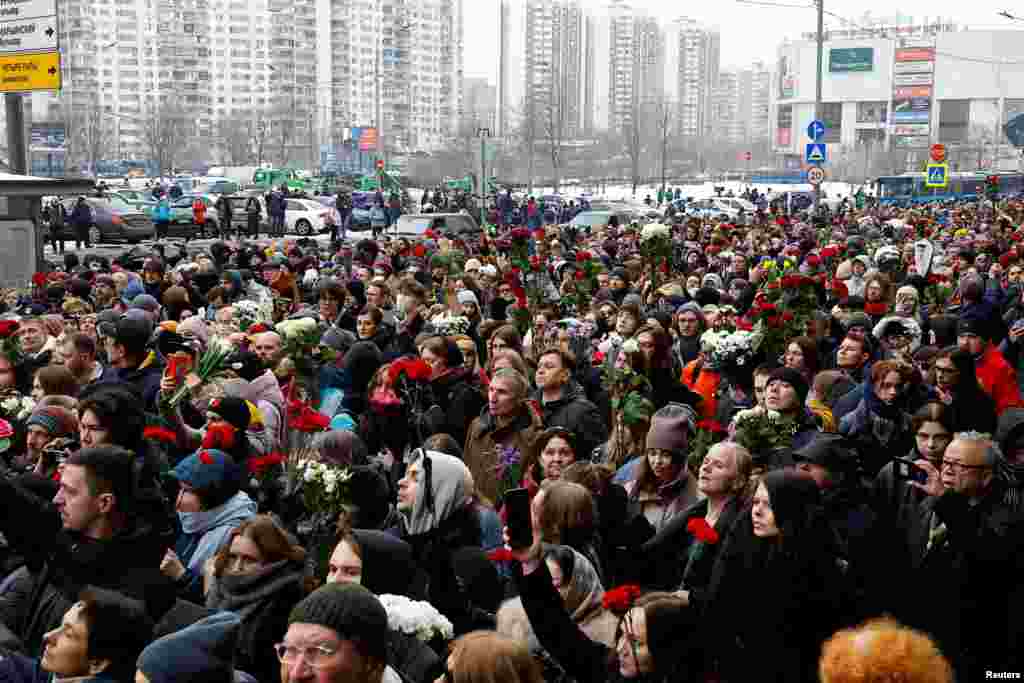 Люди йдуть до Борисовського кладовища у Москві