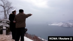 Lideri verikorean, Kim Jong Un, vëzhgon lëshimin e një rakete lundruese nga një nëndetëse. Fotografi e publikuar nga KCNA më 28 janar 2024. 