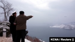 Північнокорейський лідер Кім Чен Ин відвідує випробування крилатої ракети, що запускається з підводного човна, у невідомому місці в Північній Кореї - фото опубліковане KCNA 28 січня 2024 року.