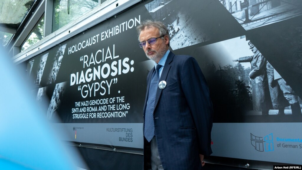 “Vizitorët do të ndajnë solidaritetin e tyre ndaj viktimave, për shkak se qindra mijëra romë gjatë kësaj periudhe janë vrarë dhe ne po konsiderojmë që kjo ngjarje duhet të njihet në nivel të Kosovës dhe më gjerë”, theksoi Avdiu.
