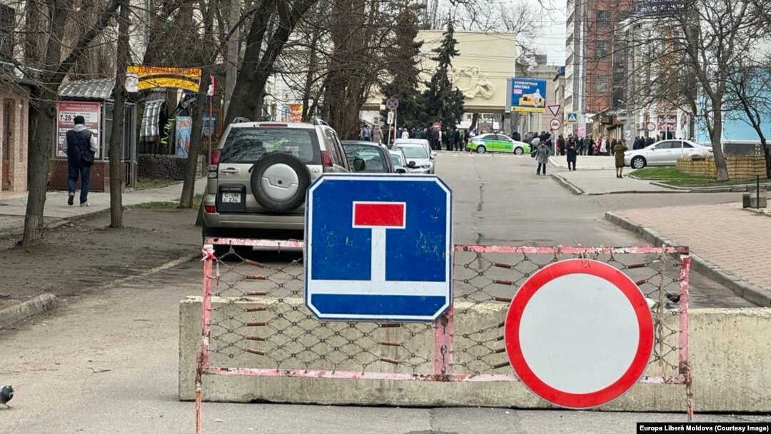 Bloc de beton armat, amplasat în apropierea unei secții de vot din Tiraspol, deschise pentru alegerile prezidențiale rusești, 17 martie 2024.