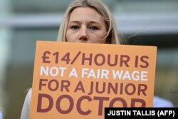 Salariile mici din domeniul sănătății i-au descurajat atât pe tinerii britanici care voiau să devină medici, cât și pe miile de imigranți care ar fi venit să ocupe posturi de doctori sau asistenți.