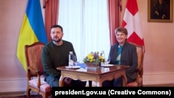 Ukrainian President Volodymyr Zelenskiy and Swiss President Viola Amherd (file photo) 