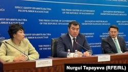 Министр по чрезвычайным ситуациям Казахстана Чингис Аринов (в центре). Астана, 18 июня 2024 года