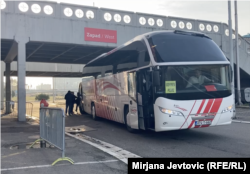Autobus i kompanisë boshnjake “In tours” përballë Arenës në ditën e zgjedhjeve në Serbi