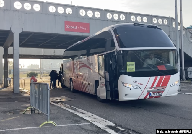 Autobus i kompanisë boshnjake “In tours” përballë Arenës në ditën e zgjedhjeve në Serbi