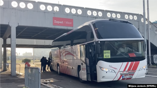 Autobus bosanske firme "In turs" ispred Arene na dan izbora u Srbiji