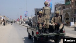 د پاکستان پوځ سرتېري په ډېره اسماعیل خان کې ګزمه کوي - انځور له ارشیفه.