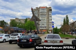 Центр Новомосковська, радянський монумент-літак, на якому зафарбували червоні зірки