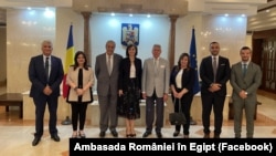 Echipa diplomatică a României în Egipt, implicată în negocierile pentru evacuarea românilor din Gaza. În mijloc, cu rochie neagră, ambasadoarea Olivia Toderean.