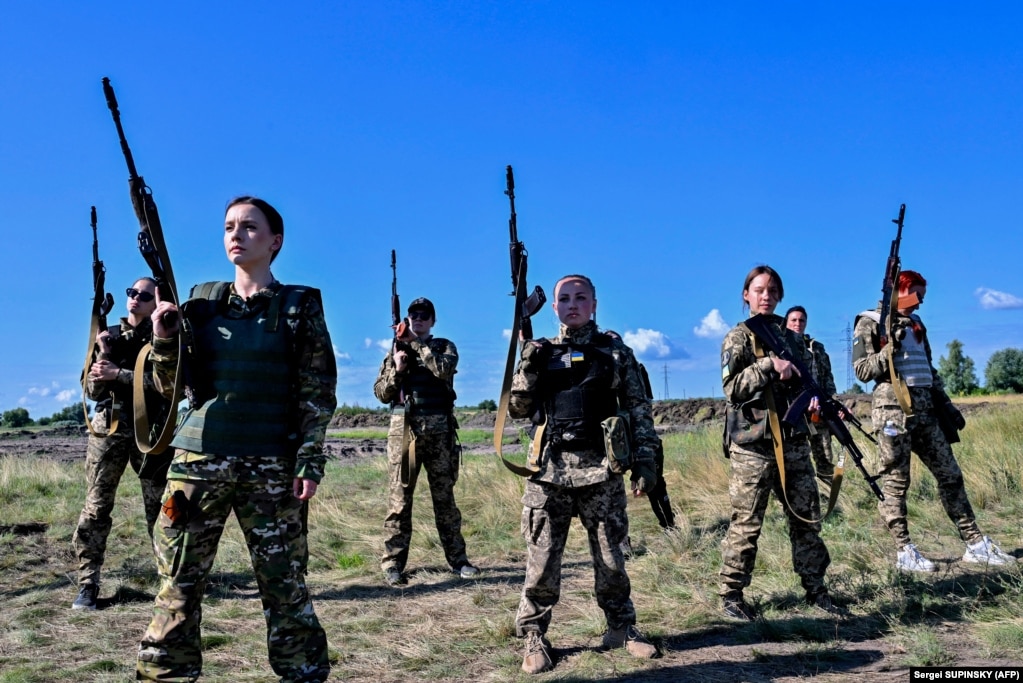 Le cadette ucraine indossano le nuove uniformi militari progettate appositamente per le donne.