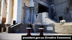 Ուկրաինայի նախագահ Վլադիմիր Զելենսկին և Հունաստանի վարչապետ Կիրիակոս Միցոտակիսն ասուլիս են տալիս Օդեսայում հրթիռակոծությունից վնասված տաճարի մոտ, 6-ը մարտի, 2024թ.