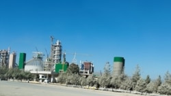 Diňle: Jebeldäki sement kärhanasynyň 'geljegi näbelli', işçileriň ýarysy işden boşadyldy